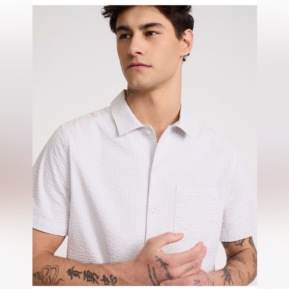 Express Men's Relaxed, Striped Seersucker Cotton Stretch Short Sleeve Shirt